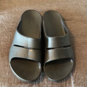 Black OOFOS Slide Sandals